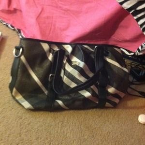 🎀 Gorgeous Burberry Bag 🎀