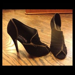 Steve Madden cut put zipper heels size 6