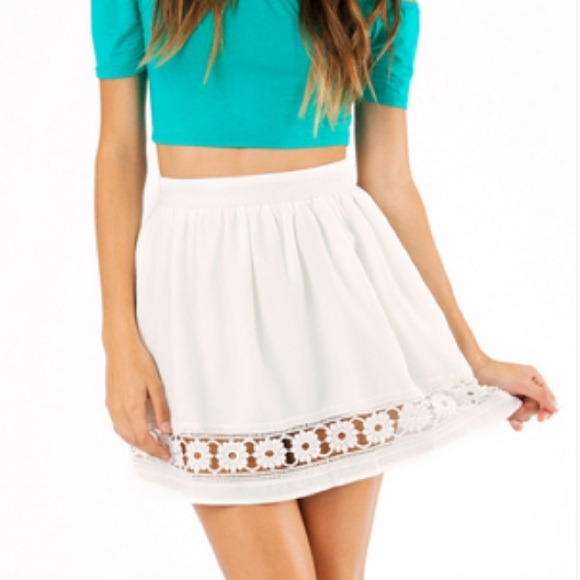 ❌SOLD❌ TOBI Peeking petal white skater skirt small