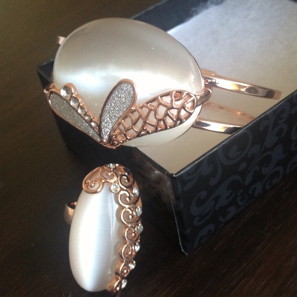 NWOT Fashion Bangle Ring Set with Opal White