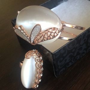 NWOT Fashion Bangle Ring Set with Opal White