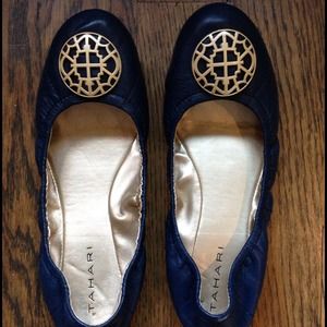 GORGEOUS TAHARI LEATHER FLATS