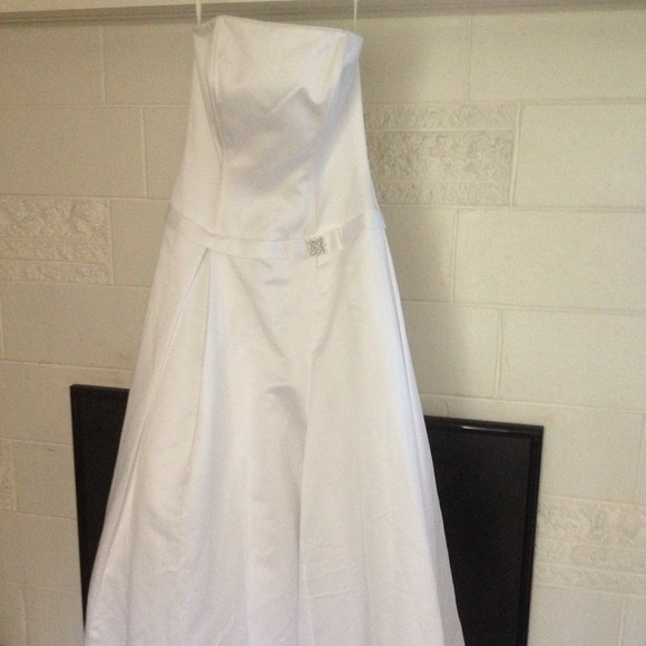 Brand New DavidsBridal Strapless Wedding Dress - Picture 1 of 4