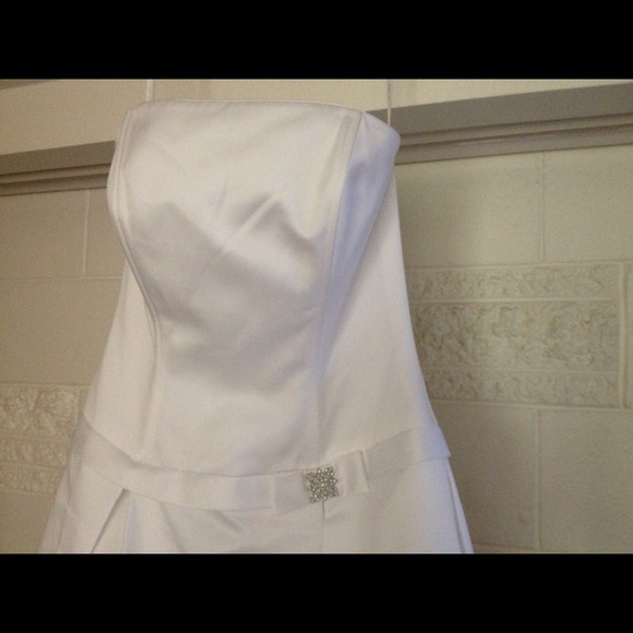 Brand New DavidsBridal Strapless Wedding Dress - Picture 3 of 4