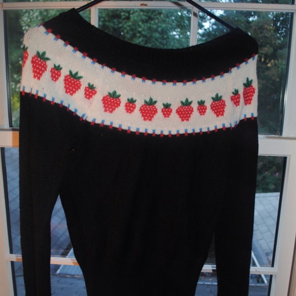 ❤ Black acrylic/wool sweater with STRAWBERRIES!