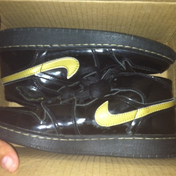Nikes 6 youth