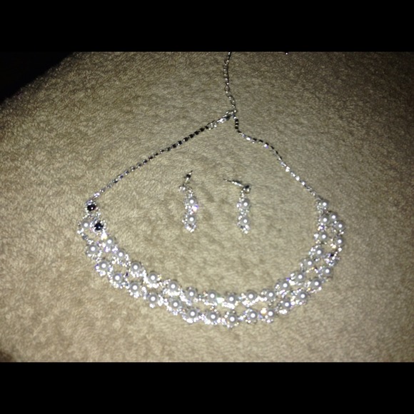 Diamond Pearl Necklace and earrings . - Picture 1 of 1