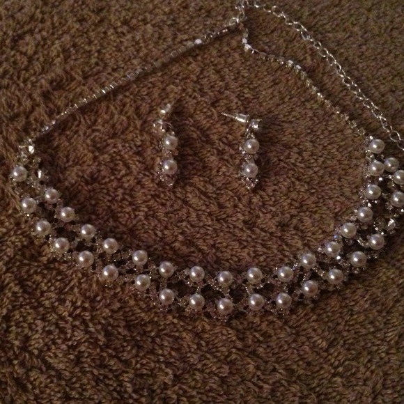 Diamond pearl necklace and earring . - Picture 1 of 1