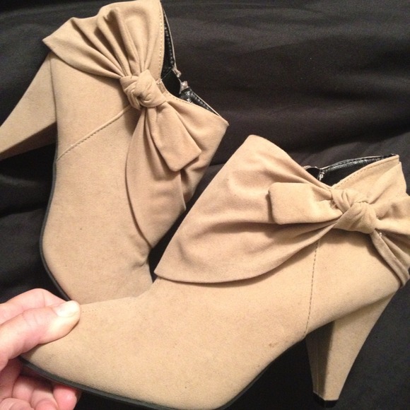 Shoes - NWOT Gorgeous Light Camel Suede Bow Booties
