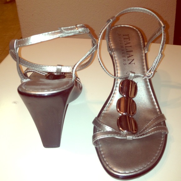 **SOLD **to Sue Silver metallic shoe - Picture 1 of 2