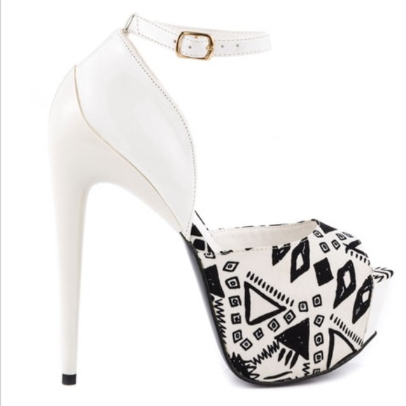 Privileged peep toe pump.
