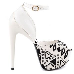 Privileged peep toe pump.