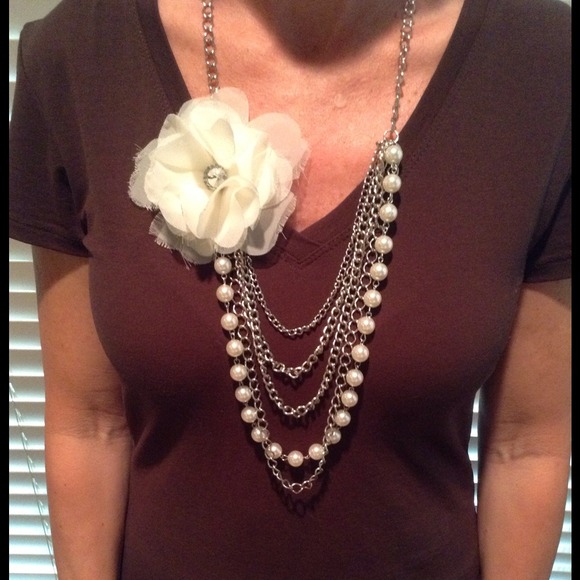 🌸PEARL AND SILVER Necklace with Flower! 🌸 ⬇️