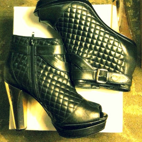 ❌❌SOLD❌❌BCBG open toe ankle booties