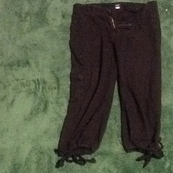Black capris