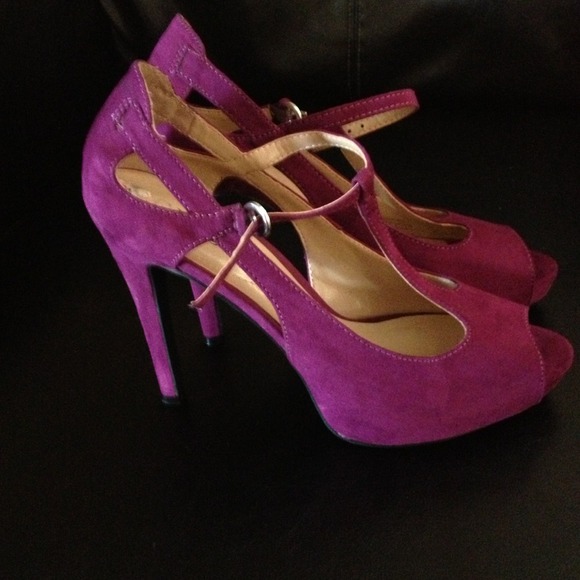 Guess Shoes - Picture 2 of 4