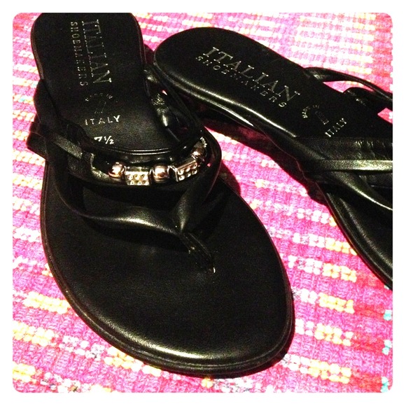 Brand new black sandals!!