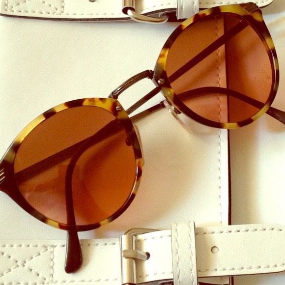 Sunglasses, bow ring, snake bracelet & satchel.