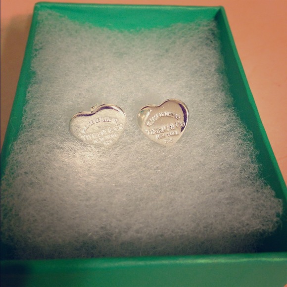 Tiffany & Co. Inspired heart earrings. 💜