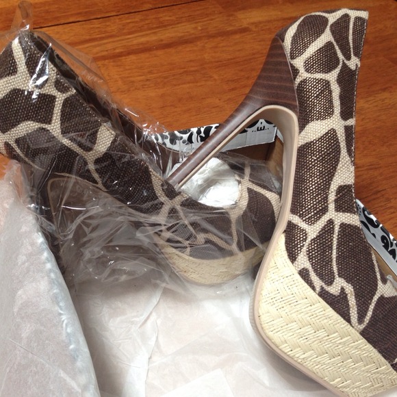 Peep Toe Giraffe Print Heels- New! - Picture 2 of 3