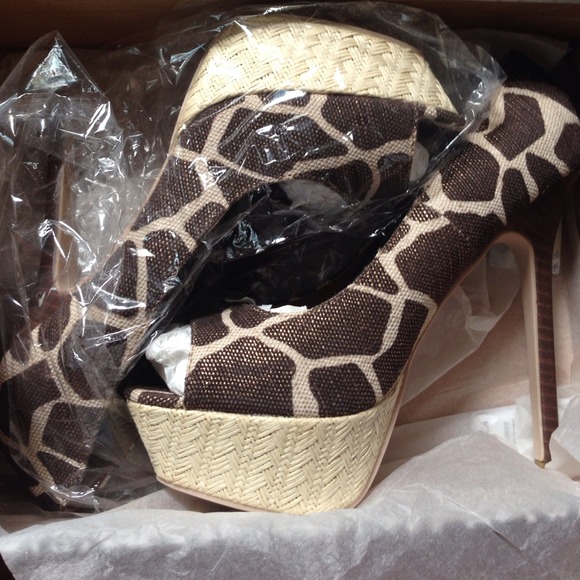 Peep Toe Giraffe Print Heels- New! - Picture 3 of 3