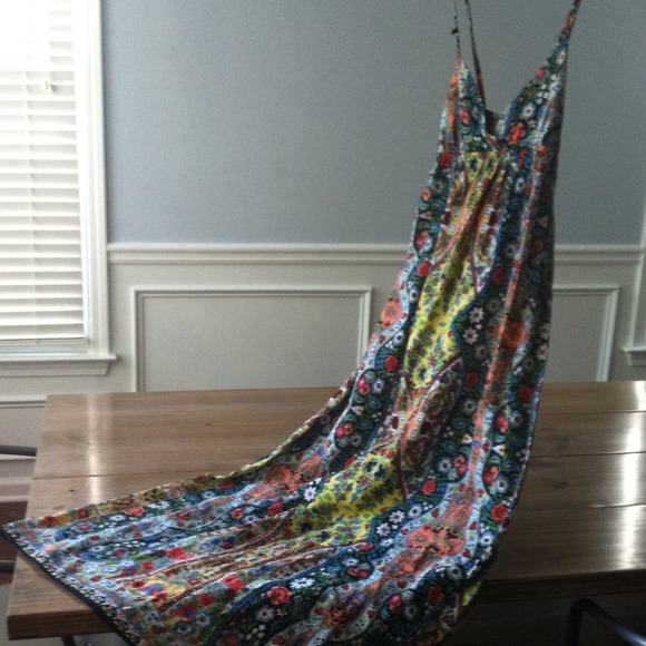 Criss-cross Floral Maxi Dress - Picture 2 of 4