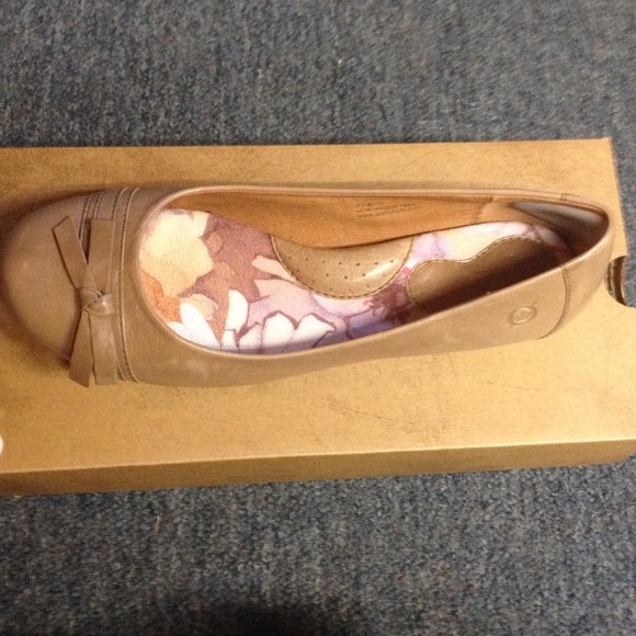 Authentic Born  Jazzy Bundle Flat. Size 9