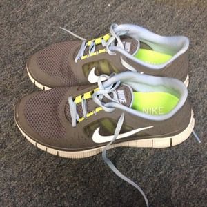 Nike Free Size 8.5 Gray/blue/lime green sneaker