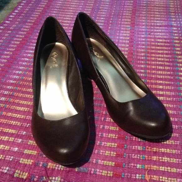 Brown low wedge.