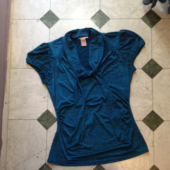 Adorable teal blouse with attached scarf - Picture 1 of 4
