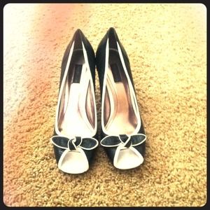 Black and white heeled pumps