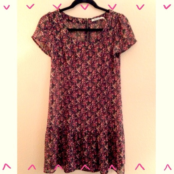 Floral dress with back zipper detail! Size XS