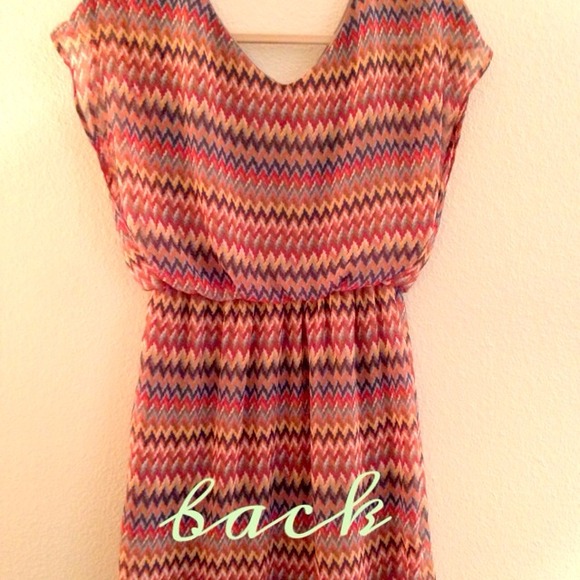 Super cute chevron printed dress! Size Small - Picture 2 of 3
