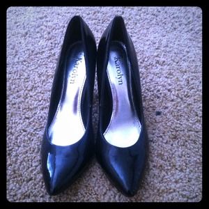 Sleek black heels/work pumps.