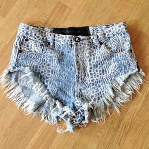 One tea spoon shorts