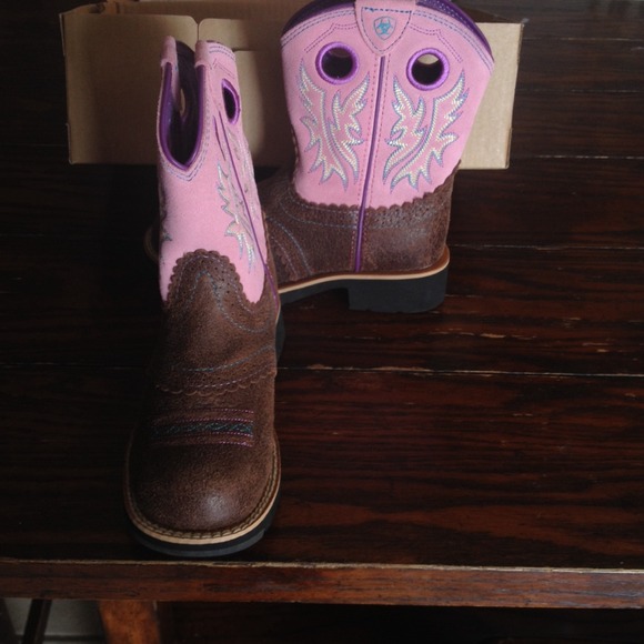 SOLD....NWT girls ARIAT boots