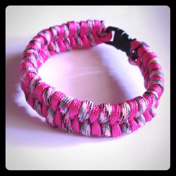 Fishtail paracord bracelet. Customizable!! - Picture 1 of 4