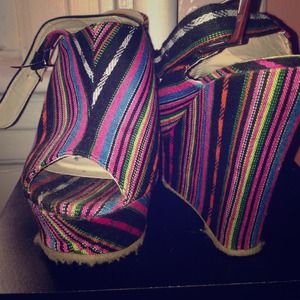 💢SOLD💢Fabulous striped wedge shoes, size 7.