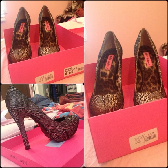 BETSY JOHNSON PUMPS