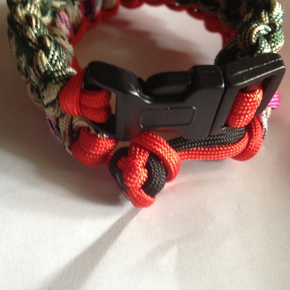 Basic weave paracord bracelet. Customizable!! - Picture 3 of 4