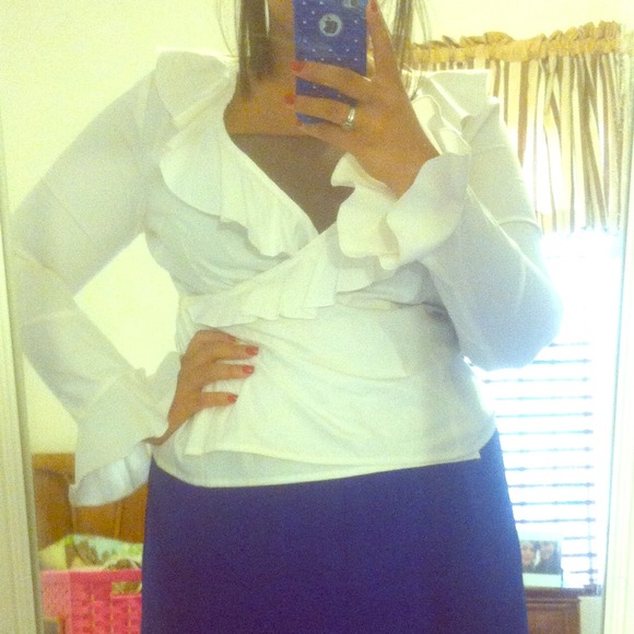 White top - Picture 1 of 2