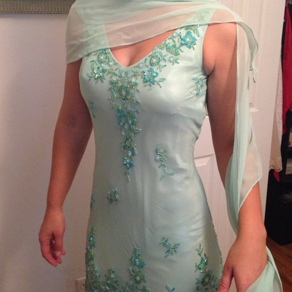 Beautiful Beaded Caché Formal Gown Size 2 NWOT - Picture 2 of 4