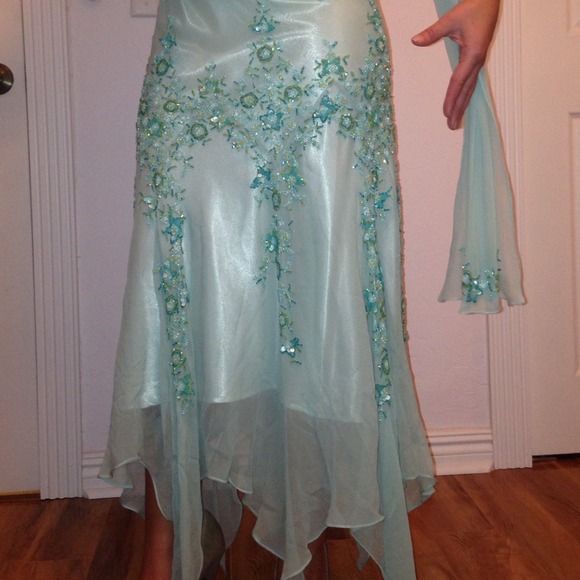 Beautiful Beaded Caché Formal Gown Size 2 NWOT - Picture 3 of 4
