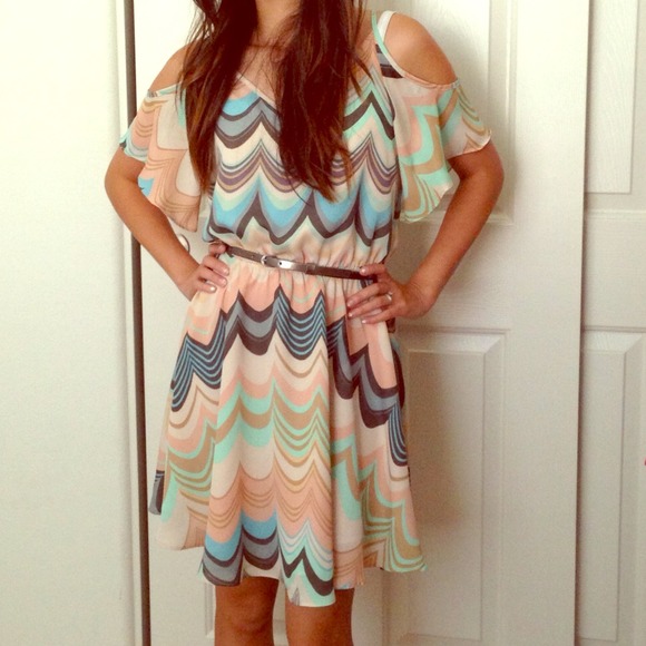 Lauren Conrad Dresses & Skirts - Lauren Conrad zig zag print dress Lauren Conrad Dresses & Skirts - Lauren Conrad zig zag print dress