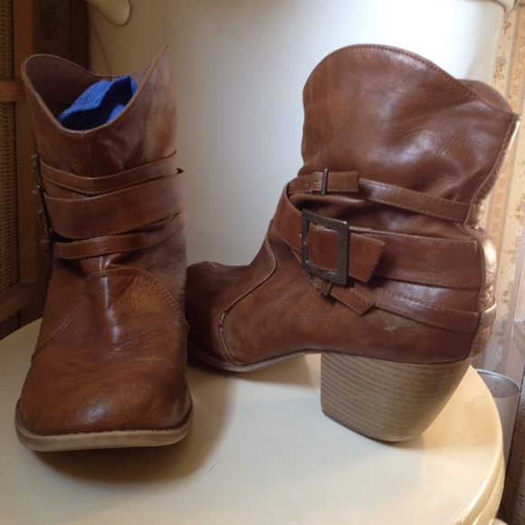 Posh Short Cowboy Boots! W/ Buckle!