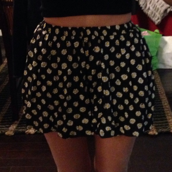 ❌SOLD❌LF Daisy shorts - Picture 2 of 2