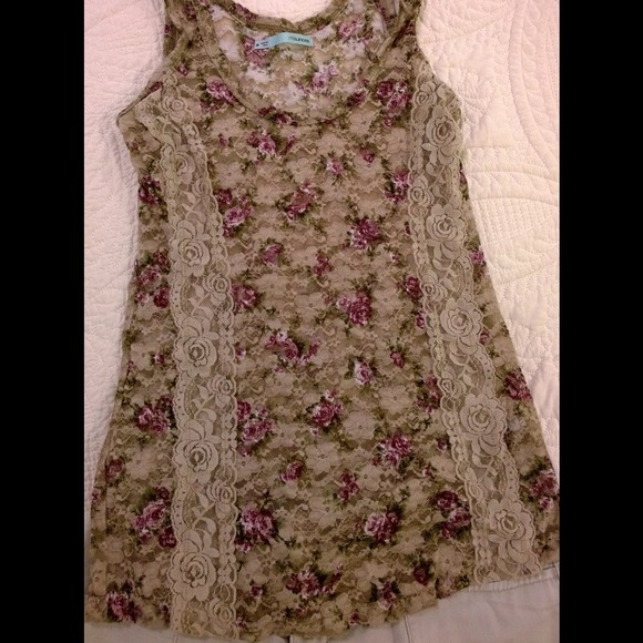 ❌SOLD❌Adorable floral lace tank - Picture 2 of 2