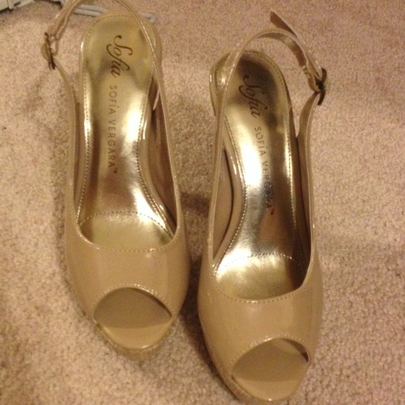 nude SOFIA VERGARA high heels