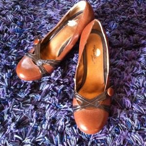 40s inspired wedge heels with button detail