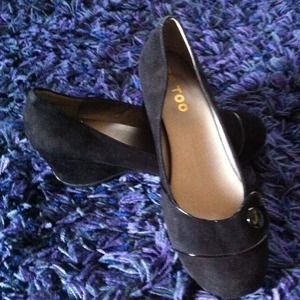 Adorable round toe with button suede wedges.
